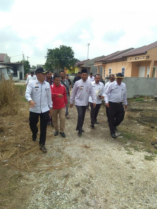 Tinjau Lokasi Rawan Banjir di Tuah Madani, Plt Walikota Pekanbaru terima keluhan warga
