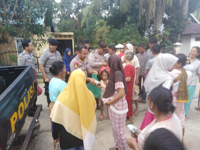 POLSEK KUANTAN MUDIK, PEDULI TERHADAP KORBAN BANJIR BANDANG DI KUANSING