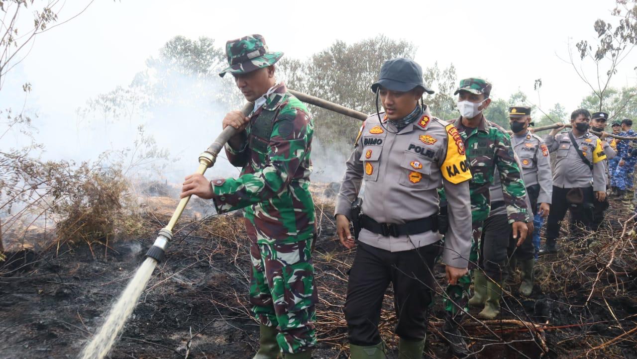 Sinergi TNI-Polri, Polres dan Kodim 0303 Bengkalis Padamkan Karhutla