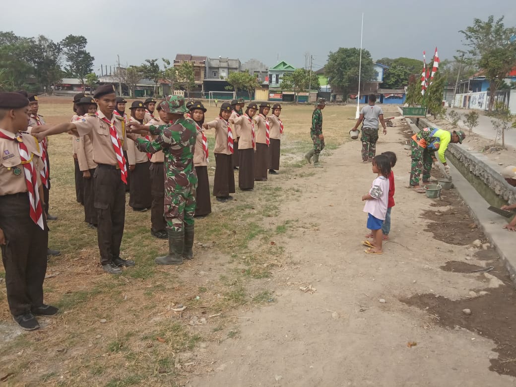 Serka Iguh Melatih Pramuka dilokasi sasaran fisik TMMD ke 105.