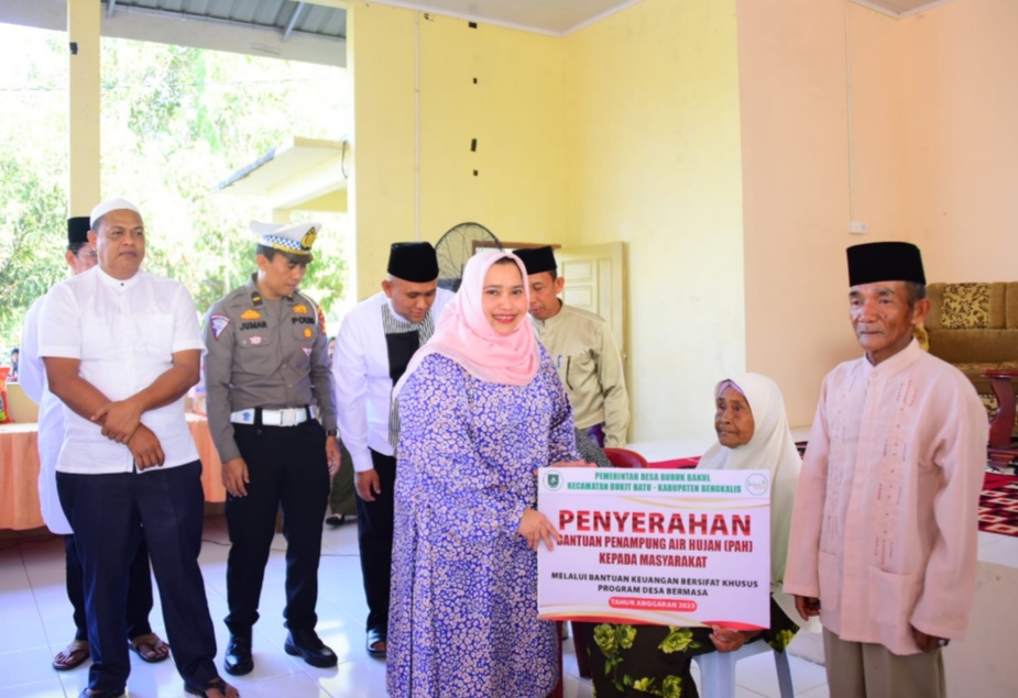 Bupati Bengkalis Bagikan PAH Sebanyak 80 buah dan bantuan sembako 410 KK