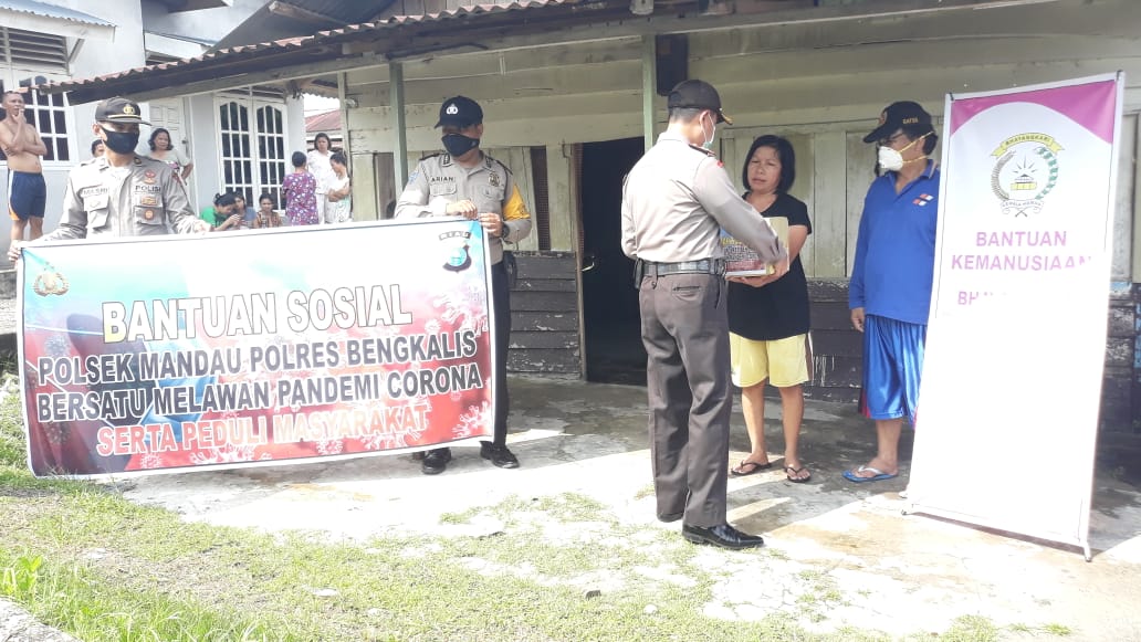 Polsek Mandau dan Bhayangkari Salurkan Bantuan Kemanusiaan