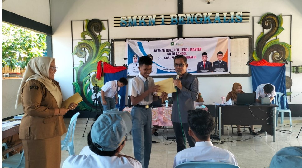 Disdukcapil Bengkalis Berikan Pelayanan Perekaman KTP ke Sekolah