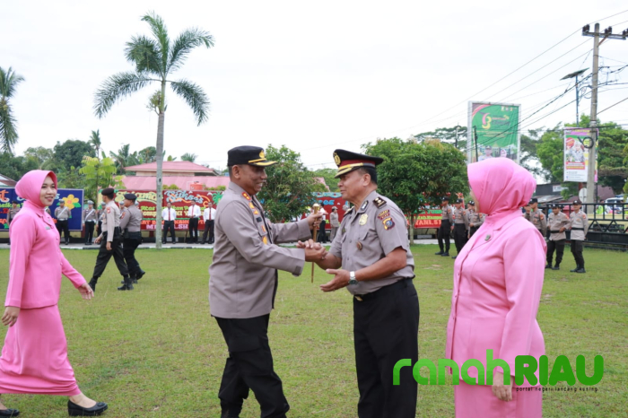 Kapolres Kampar, AKBP Didik Priyo Sambodo pimpin Prosesi kenaikan Pangkat di Lapangan Polres Kampar