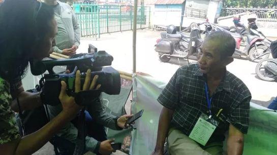 Dikirain Kopi.... Ehhh... Petugas TPS ini Nenggak Tinta Pemilu