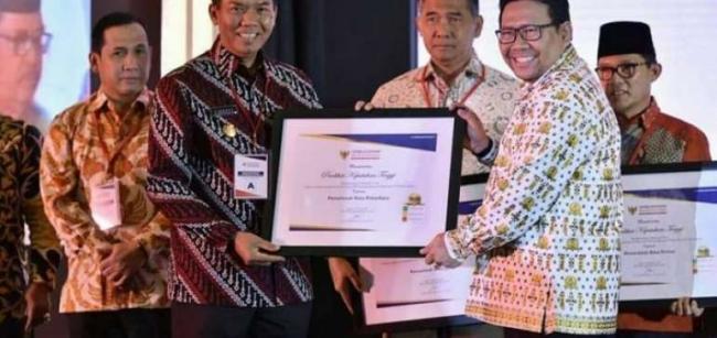 Walikota Pekanbaru Terima Penghargaan Pelayanan Publik