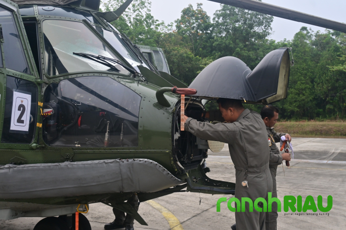 Lanud Roesmin Nurjadin Kerahkan Helikopter Caracal Pantau Titik Api Karhutla di Wilayah Riau