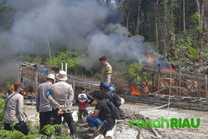 Penertiban Penambangan Emas tanpa Izin di Empat Desa, Polres Inhu Musnahkan 10 Rakit PETI
