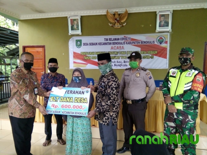 Babinsa Koramil 01 Bengkalis Dampingi Aparat Desa Sebauk Salurkan BLT-DD