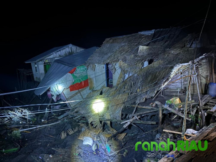 Kecamatan Tanah Merah Dilanda Bencana Longsor, 11 Ambruk ke Sungai