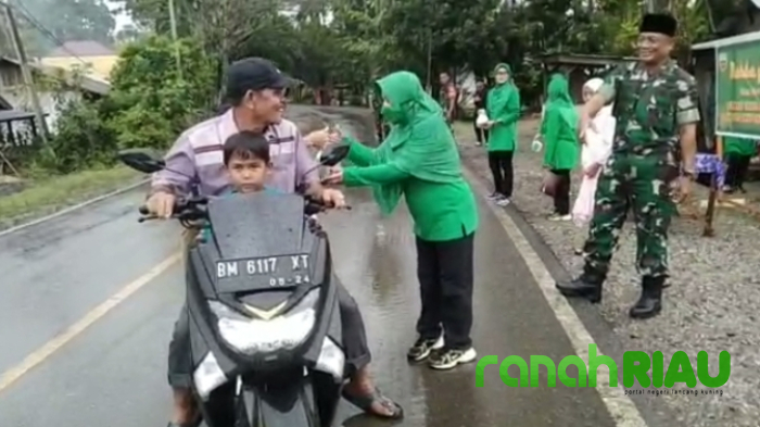 Sambut Berkah Ramadan, Koramil 08-KM Bagikan 100 Takjil Gratis