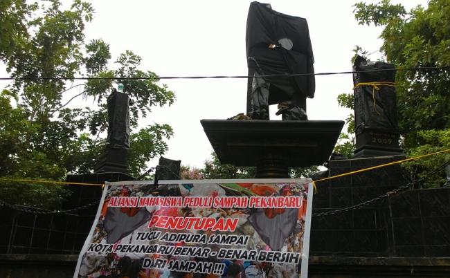 Piala Adipura Kota Pekanbaru Diselimuti Kain Hitam