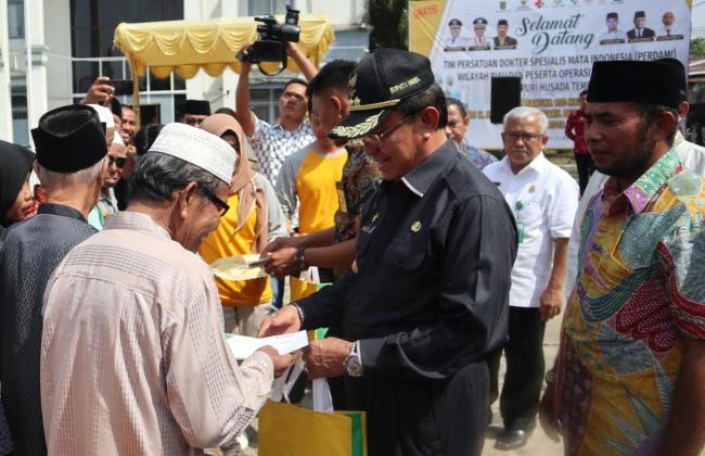 Program 100 Hari Kerja, Bupati Inhil Hadiri Pembukaan Operasi Katarak Gratis Di RSUD Puri Husada