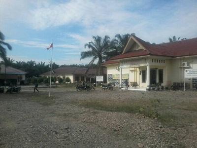 Kantor Badan Kepegawaian dan Pengembangan SDM Padang Lawas Kibarkan Bendera Terbalik