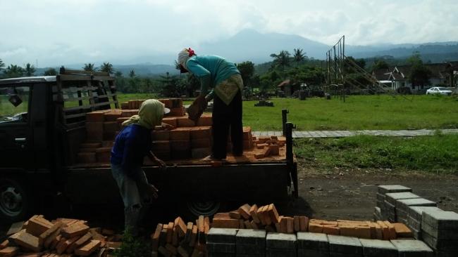 Pak Yanto Pengusaha Batu Merah Ikut Di Untungkan Dengan TMMD Ke 104 Kodim 0824/Jember