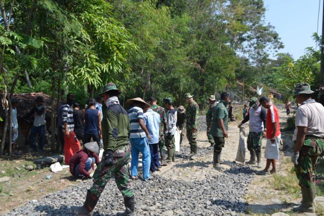 Senyum Lebar Warga Karena Makadamnya Dibangun