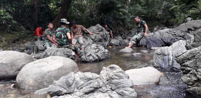 Merendam kaki di Air Terjun saat istirahat, Jadi Obat Lelah
