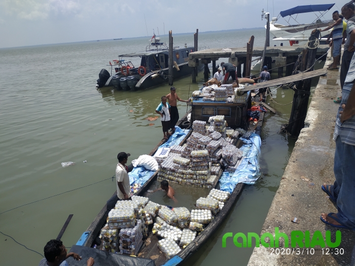 BC Bengkalis Mengamankan Dua Kapal Pompong Bermuatan Barang dari Malaysia