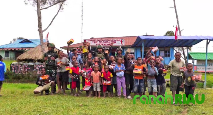 Berbagi Kasih di Ujung Timur Negeri, Satgas Yonif 521/DY hadirkan Senyum Anak-Anak Papua