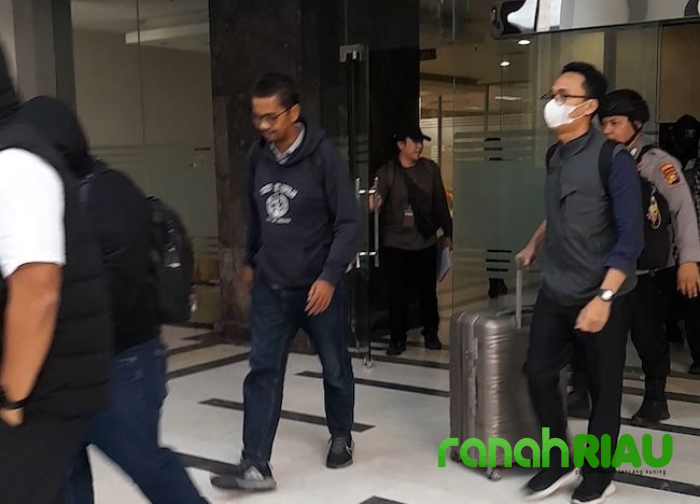 Geledah Gedung PUPR Riau, KPK tenteng 4 koper Sitaan 