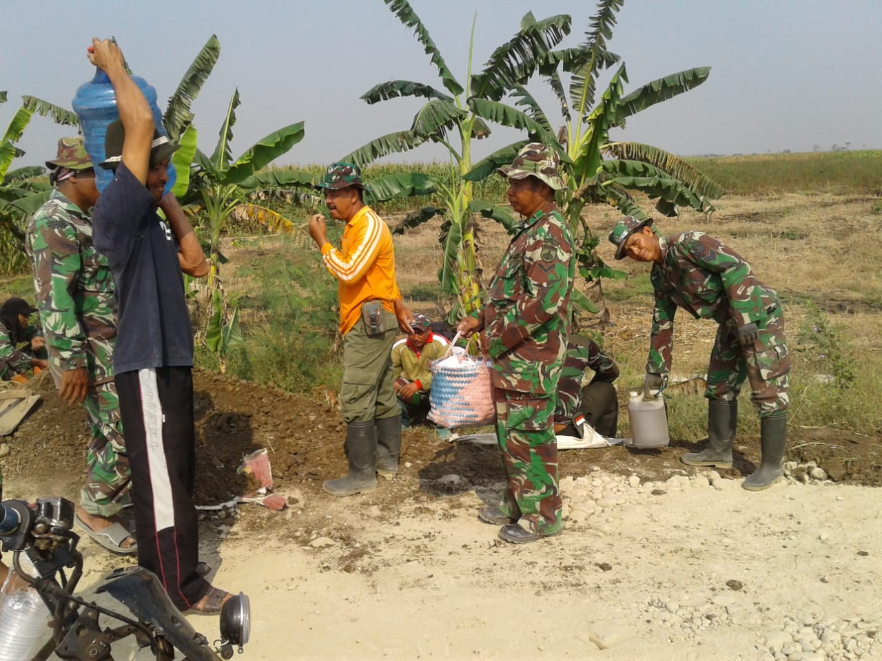  Tonjolkan Kebersamaan, Serda Lamso Angkut Air Pengerjaan JUT