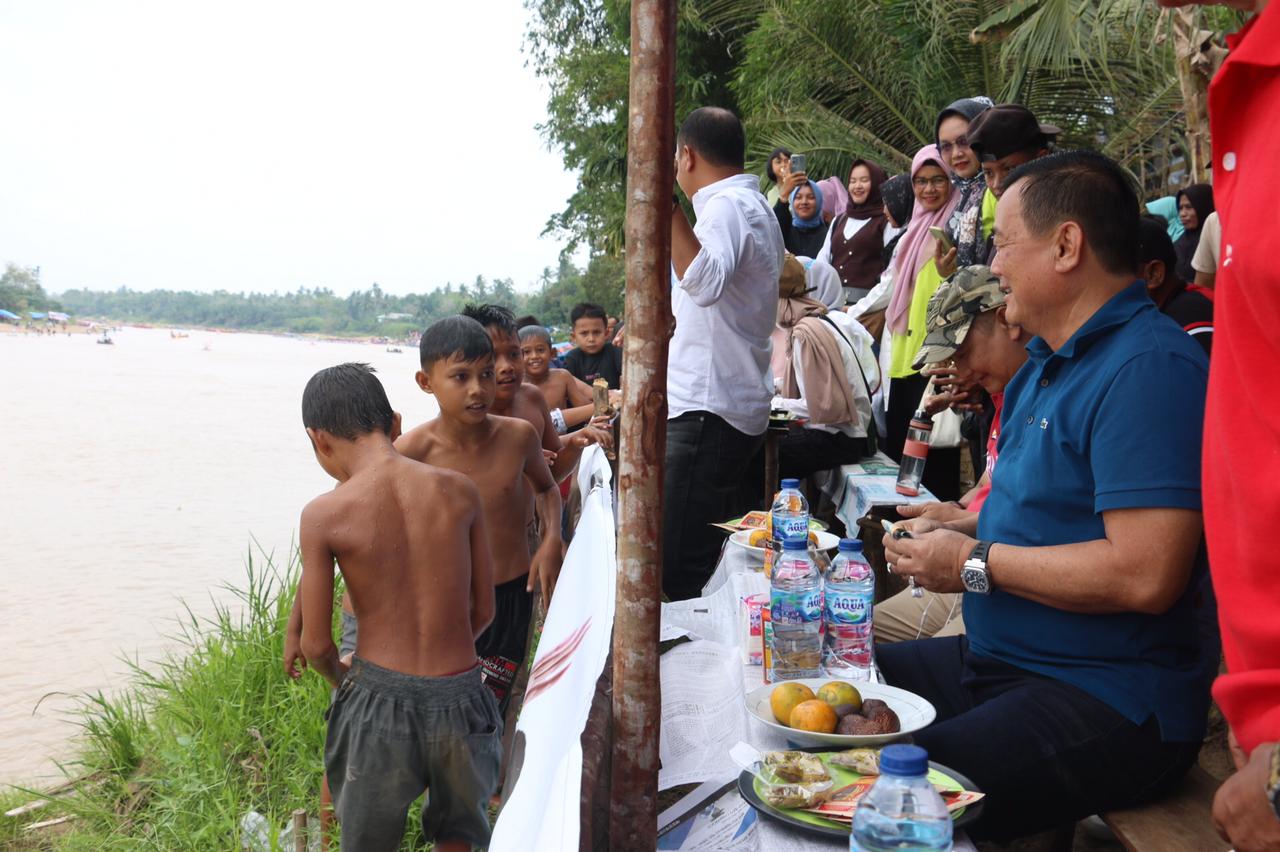 Tribun Gratis yang Disediakan H. Halim Membludak, Masyarakat : Kami Merasa Sangat Terbantu