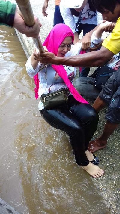 Nyaris Tenggelam Di Sungai Indragiri, Intsiawati Tak Menyerah Untuk Serap Aspirasi