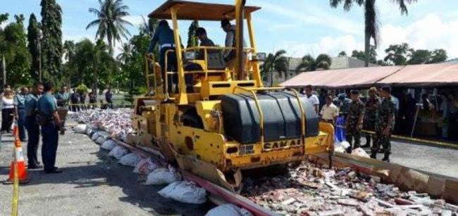 Lanal Dumai Musnahkan Miras dan Rokok Ilegal