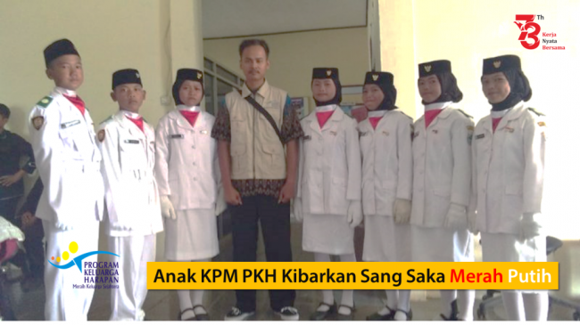 Anak KPM PKH Mekarjaya Kibarkan Sang Saka Merah Putih