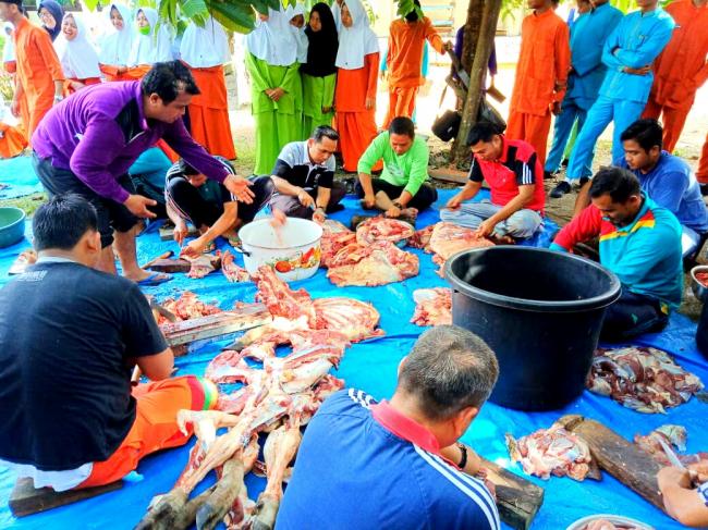 Wujudkan Rasa Saling Berbagi, SMA Negeri 1 Teluk Kuantan Potong 3 Ekor Sapi Qurban