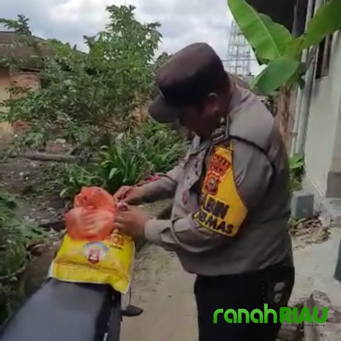 Polsek Mandau Bantu Warga Penyandang Disabilitas