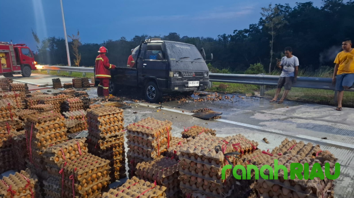 Heboh di Tol Pekanbaru Bangkinang! Mitsubishi L300 terbakar, Polisi bergerak Cepat