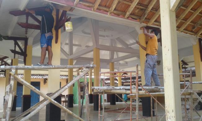 TNI Perbaiki Atap Balai Desa Bocor