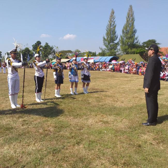 TMMD, Warga Penasaran Aksi Marching Band Taruna PKTJ 