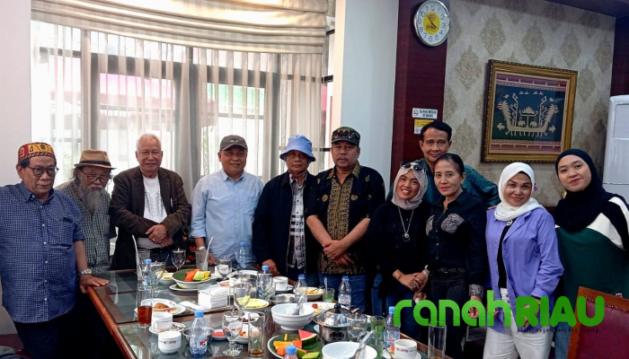 Rida K Liamsi Resmikan Pengurus YHPI baru, Perjuangkan Hari Puisi Indonesia 