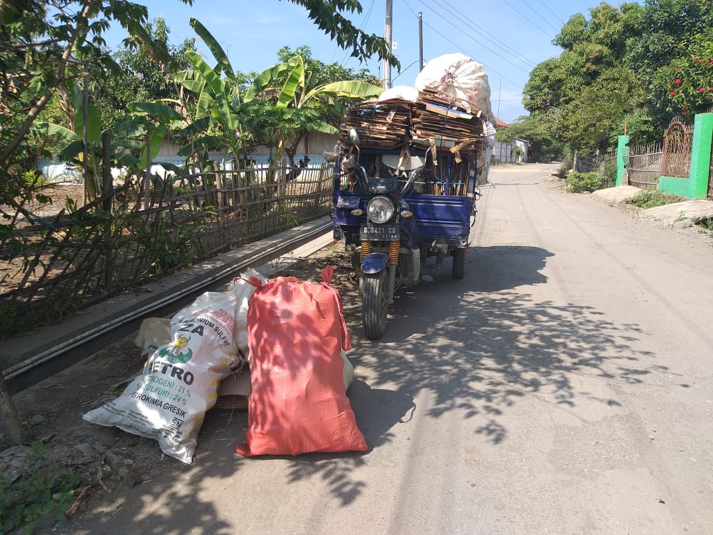 Berkah Tukang Rongsok Menikmati Jalan Baru di lokasi TMMD Jatimulya Tegal