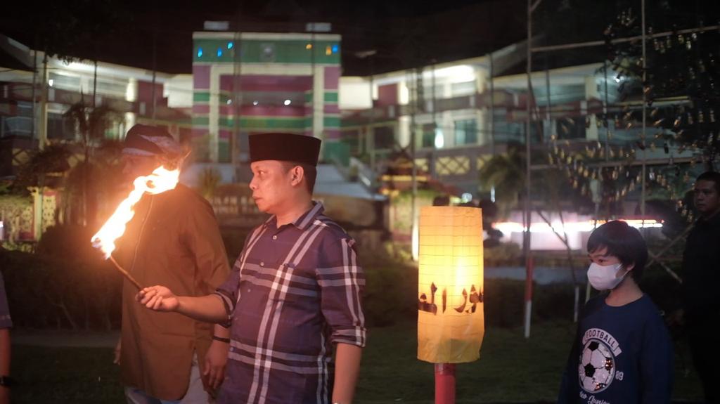Sambut Ramadhan, DPRD Riau Nyalakan Lampu Colok
