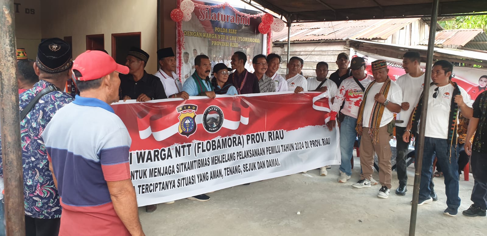 Polda Riau Berbagi Sembako dengan Warga NTT di Kota Dumai