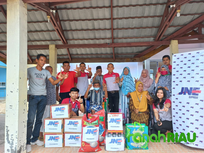Sepanjang Ramadan 1444 H, JNE Pekanbaru berbagi Kebahagiaan kepada sesama