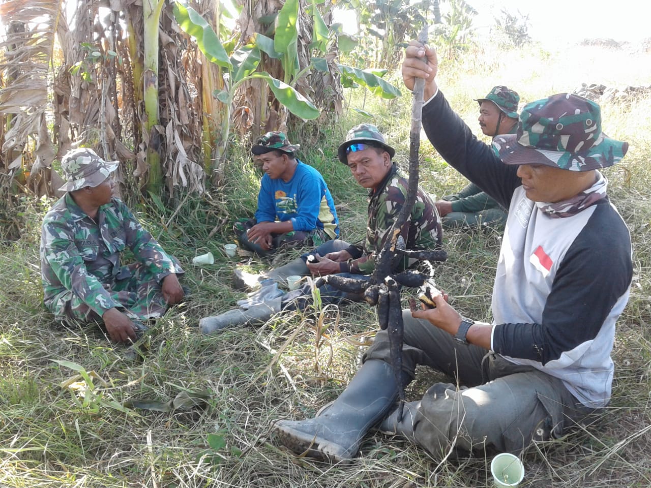  Usai Bangun JUT, Satgas TMMD Rehat Sambil Bakar Ketela