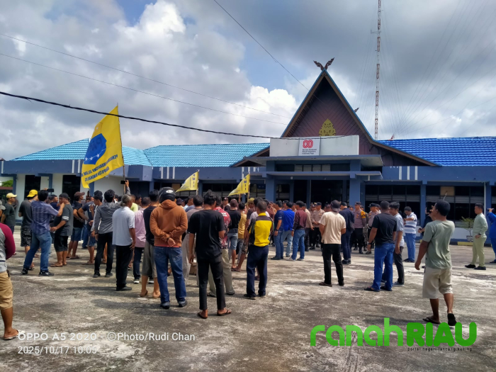 Layanan RoRo Amburadul, Mahasiswa dan Supir Mobil Truk Unras di Kantor Dishub Bengkalis