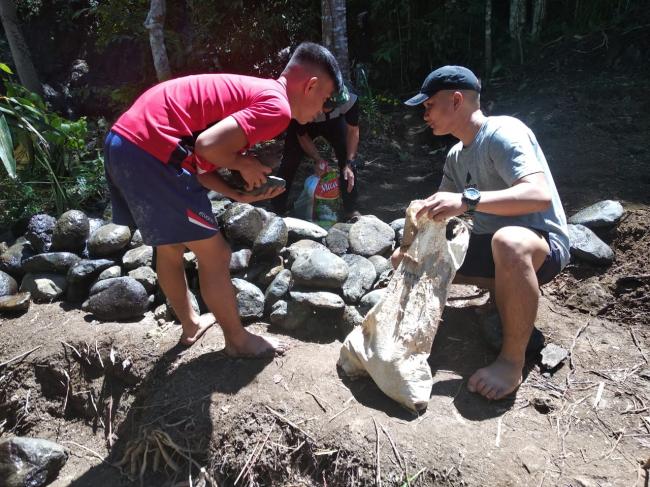 Bersenda gurau Satgas dan Masyarakat, Warnai TMMD ke 104