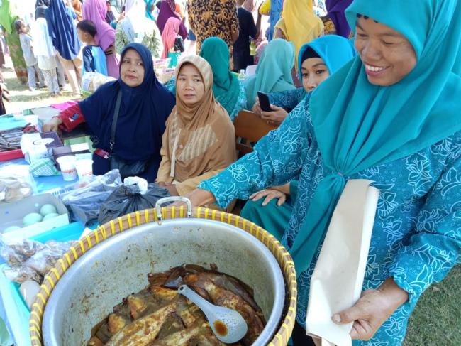 Stand UKM Ikan Panggang Jadi Primadona