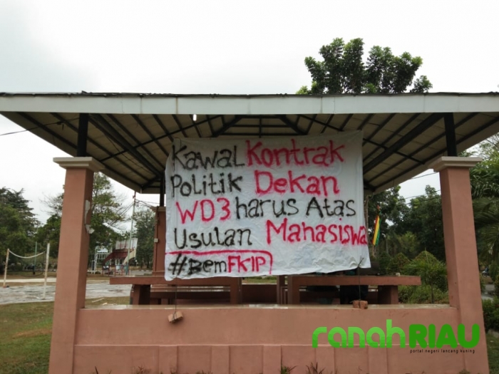 BEM FKIP UNRI Pasang Spanduk Pengawalan