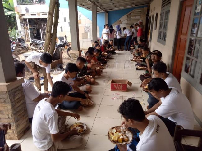 Beralaskan Piring Rotan dan Bungkus Nasi  Satgas TMMD Lahap Makan Bersama Karang Taruna Jati Sari