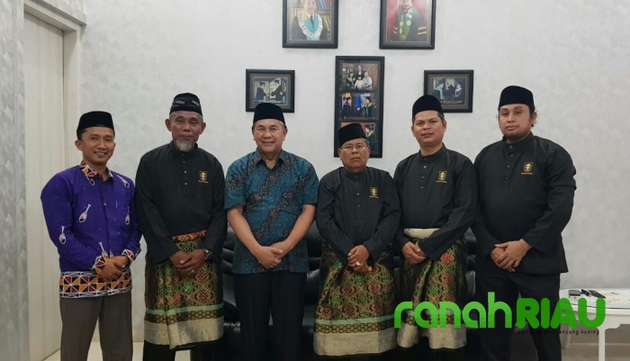 LAMR Kuansing Jemput Ketua IKKS Pekanbaru melalui Prosesi Adat