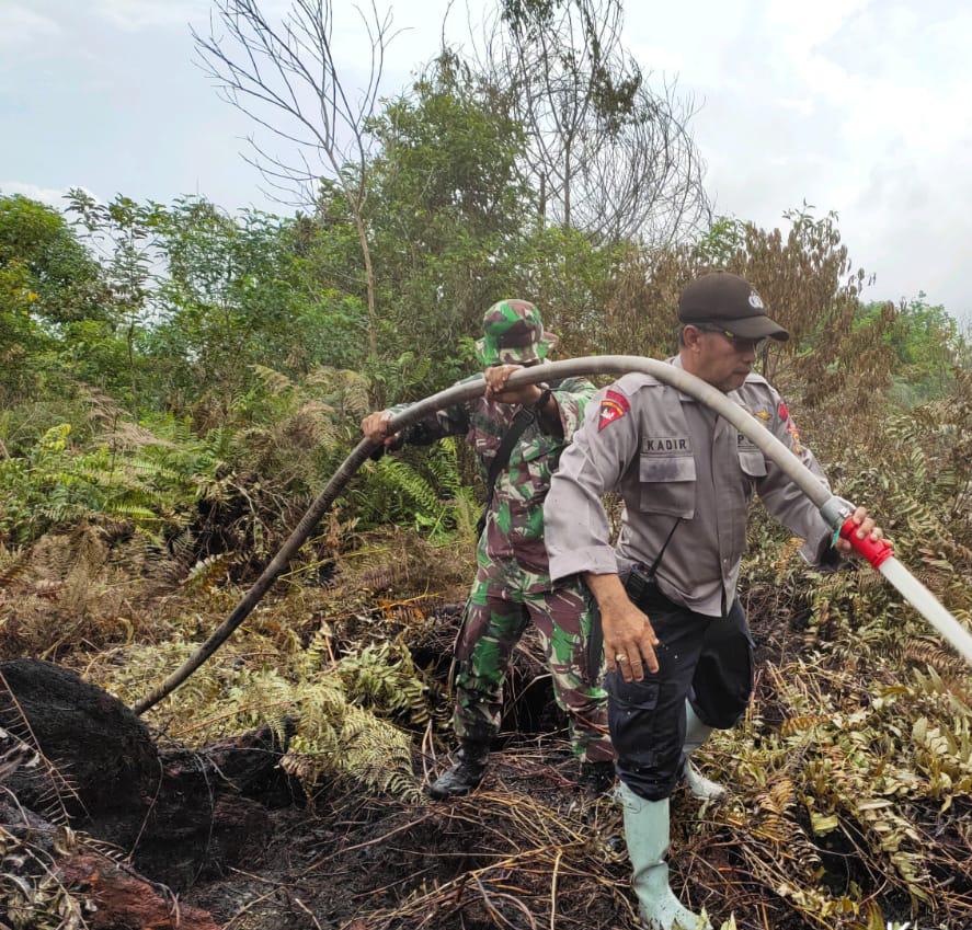 Bravo... Bareng Polsek Payung Sekaki lakukan pemadaman terhadap lahan yang terbakar