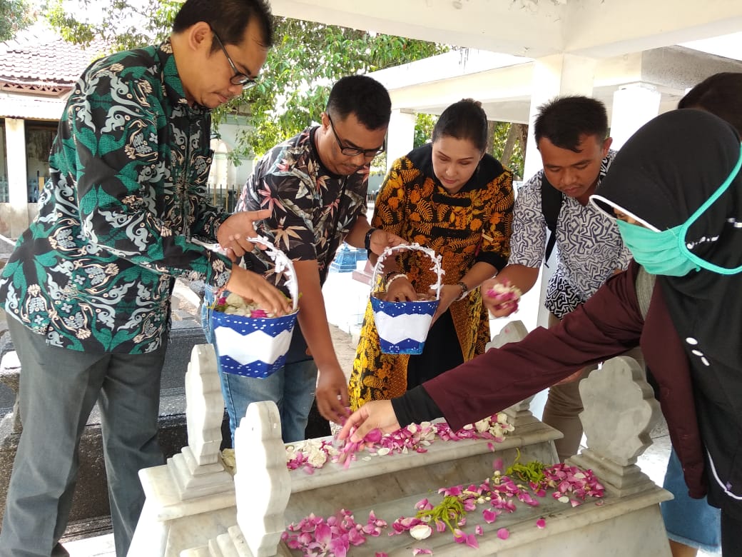 Managemen Bernas Ziarah ke Makam Pendiri