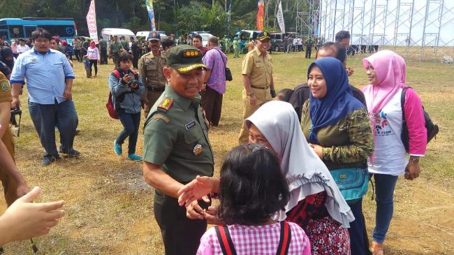  Ribuan Warga Padati Lapangan Desa Surenlor, Lihat Upacara Pembukaan TMMD Reg 105 Tenggalek 