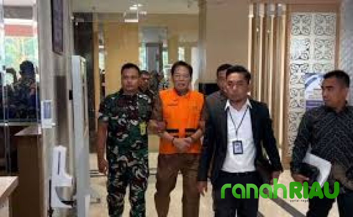 Kenakan Rompi saat keluar dari Kejati, Syahril Abu Bakar terlihat lesu dan Bungkam seribu Bahasa